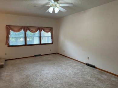 THIS ONE HAS IT ALL!! 3 bdrm, 1 3/4 bath, bonus room off kitchen on Cherokee Village North Course in Arkansas - for sale on GolfHomes.com, golf home, golf lot