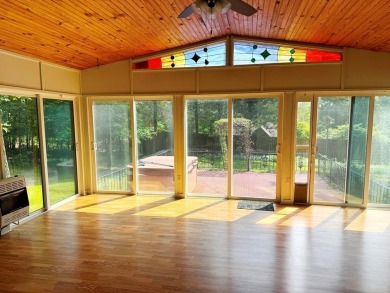 THIS ONE HAS IT ALL!! 3 bdrm, 1 3/4 bath, bonus room off kitchen on Cherokee Village North Course in Arkansas - for sale on GolfHomes.com, golf home, golf lot