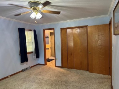 THIS ONE HAS IT ALL!! 3 bdrm, 1 3/4 bath, bonus room off kitchen on Cherokee Village North Course in Arkansas - for sale on GolfHomes.com, golf home, golf lot