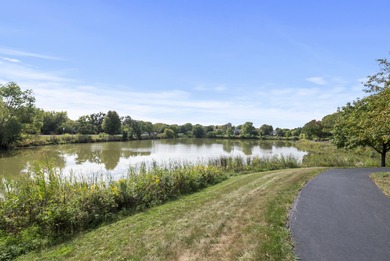 BEAUTIFUL, WELL-MAINTAINED, 3 bed, 2.5 bath two-story townhome on Seven Bridges Golf Club in Illinois - for sale on GolfHomes.com, golf home, golf lot