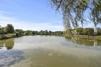 BEAUTIFUL, WELL-MAINTAINED, 3 bed, 2.5 bath two-story townhome on Seven Bridges Golf Club in Illinois - for sale on GolfHomes.com, golf home, golf lot