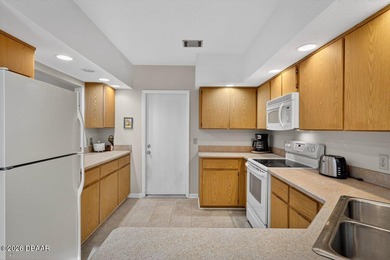 This beautifully maintained three-bedroom, two-bathroom on Spruce Creek Golf Club in Florida - for sale on GolfHomes.com, golf home, golf lot