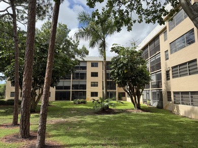 Charming Updated Condo in Lucerne Lakes 55+ Community!Welcome on Forest Oaks Golf Club in Florida - for sale on GolfHomes.com, golf home, golf lot