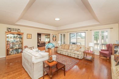 Well maintained and updated Houndslake Villa. Charming 2 BR, 2 on Houndslake Country Club in South Carolina - for sale on GolfHomes.com, golf home, golf lot