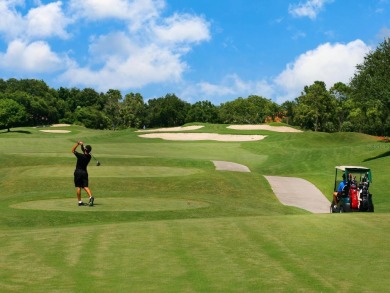 Spacious and bright larger 2-bedroom villa plus den and 2 full on University Park Country Club in Florida - for sale on GolfHomes.com, golf home, golf lot