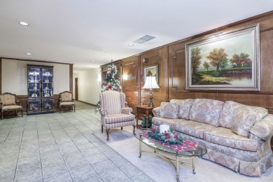 Rarely available Raintree condo with 2 bed, 2 bath + office! on Village Links of Glen Ellyn in Illinois - for sale on GolfHomes.com, golf home, golf lot