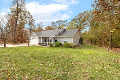 A charming 3-bedroom, 2-bath home on a relatively flat and on Bella Vista Country Club - Highlands in Arkansas - for sale on GolfHomes.com, golf home, golf lot