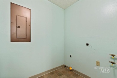 Quality construction, Wide open floor plan, lots of bedrooms on Purple Sage Golf Course in Idaho - for sale on GolfHomes.com, golf home, golf lot