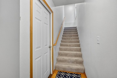 Popular tri-level townhome in West Des Moines, moments from Des on Des Moines Golf and Country Club in Iowa - for sale on GolfHomes.com, golf home, golf lot