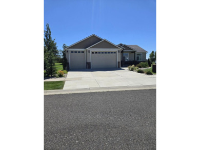 This home is like new.  It was a stopover place for the Owners on Deer Park Golf Club in Washington - for sale on GolfHomes.com, golf home, golf lot