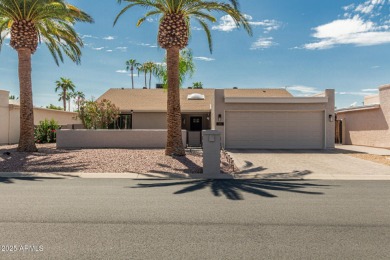 Beautifully updated 2BR, 2BA + Den Maya floor plan in the active on Cottonwood Country Club in Arizona - for sale on GolfHomes.com, golf home, golf lot