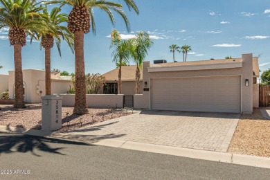 Beautifully updated 2BR, 2BA + Den Maya floor plan in the active on Cottonwood Country Club in Arizona - for sale on GolfHomes.com, golf home, golf lot