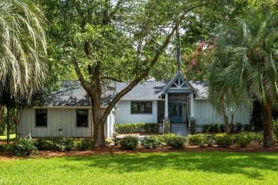 Overlooking the 6th fairway in the coveted Snee Farm, 883 Farm on Snee Farm Country Club in South Carolina - for sale on GolfHomes.com, golf home, golf lot