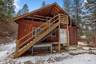 Beautiful 1,244 sq. ft. log home offering 2 bed/1 bath, with on Terrace Lakes Golf Resort in ID - for sale on GolfHomes.com, golf home, golf lot