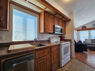This charming 2-bedroom, 2-bathroom home features a new roof on Viewpoint Golf Resort in Arizona - for sale on GolfHomes.com, golf home, golf lot