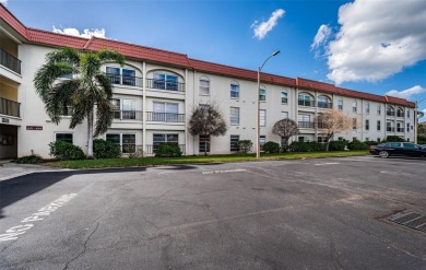 This 2-bedroom, 1.5-bath condo comes fully furnished and on The Dunedin Country Club in Florida - for sale on GolfHomes.com, golf home, golf lot