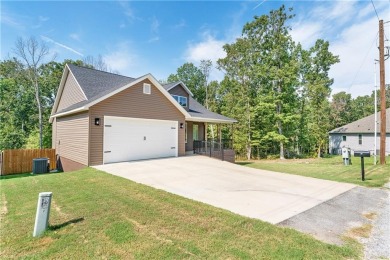 Charming home in Bella Vista, perfectly situated just minutes on Branchwood Golf Course in Arkansas - for sale on GolfHomes.com, golf home, golf lot