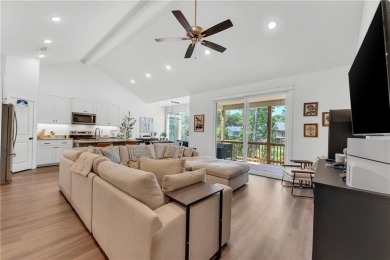 Charming home in Bella Vista, perfectly situated just minutes on Branchwood Golf Course in Arkansas - for sale on GolfHomes.com, golf home, golf lot