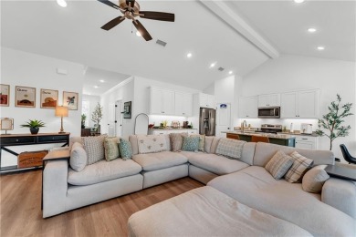 Charming home in Bella Vista, perfectly situated just minutes on Branchwood Golf Course in Arkansas - for sale on GolfHomes.com, golf home, golf lot