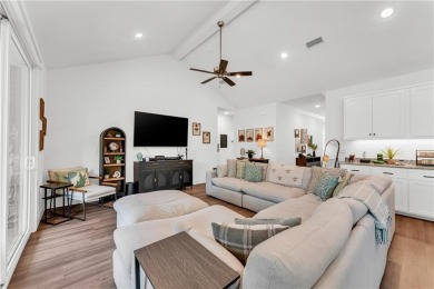 Charming home in Bella Vista, perfectly situated just minutes on Branchwood Golf Course in Arkansas - for sale on GolfHomes.com, golf home, golf lot