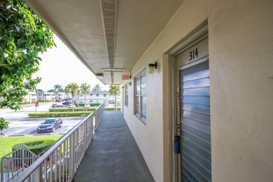 This home is waiting for you to make it special, this 2 bedroom on Kings Point Golf -Flanders Way in Florida - for sale on GolfHomes.com, golf home, golf lot