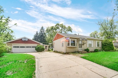 RANCH HOME OFFERING A FULL BASEMENT, HUGE BACKYARD, AND A 2.5 on Silver Lake Country Club in Illinois - for sale on GolfHomes.com, golf home, golf lot