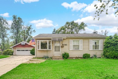 RANCH HOME OFFERING A FULL BASEMENT, HUGE BACKYARD, AND A 2.5 on Silver Lake Country Club in Illinois - for sale on GolfHomes.com, golf home, golf lot