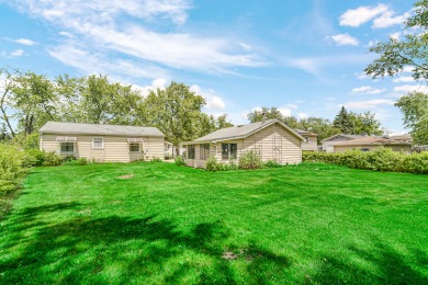 RANCH HOME OFFERING A FULL BASEMENT, HUGE BACKYARD, AND A 2.5 on Silver Lake Country Club in Illinois - for sale on GolfHomes.com, golf home, golf lot