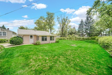 RANCH HOME OFFERING A FULL BASEMENT, HUGE BACKYARD, AND A 2.5 on Silver Lake Country Club in Illinois - for sale on GolfHomes.com, golf home, golf lot