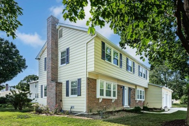 BEAUTIFULLY REMODELED GRAMERCY IN DESIRABLE STRATHMORE on Buffalo Grove Golf Club in Illinois - for sale on GolfHomes.com, golf home, golf lot