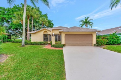 ***PRICE IMPROVEMENT!*** NEW ROOF - NEW A/C! Enjoy the good life on Eastpointe Country Club in Florida - for sale on GolfHomes.com, golf home, golf lot