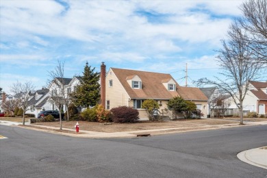 A great opportunity for an end user or investor! Perfect home on Cantiague Park Golf Course in New York - for sale on GolfHomes.com, golf home, golf lot