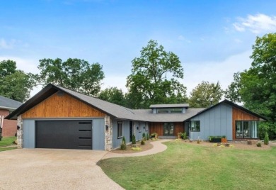Completely remodeled and move in ready: 3 Lundy Lane offers on Bella Vista Country Club - Kingswood in Arkansas - for sale on GolfHomes.com, golf home, golf lot