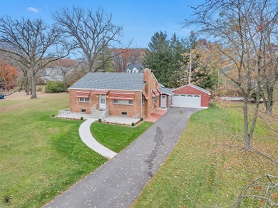 Welcome to this beautifully updated 3-bedroom, 2-bath on Lincoln Oaks Golf Course in Illinois - for sale on GolfHomes.com, golf home, golf lot