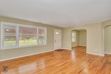 Welcome to this beautifully updated 3-bedroom, 2-bath on Lincoln Oaks Golf Course in Illinois - for sale on GolfHomes.com, golf home, golf lot