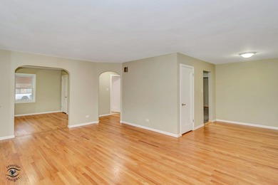 Welcome to this beautifully updated 3-bedroom, 2-bath on Lincoln Oaks Golf Course in Illinois - for sale on GolfHomes.com, golf home, golf lot