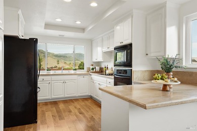 Hood Mountain Vistas.      Experience the best of Oakmont living on Oakmont Golf Club in California - for sale on GolfHomes.com, golf home, golf lot