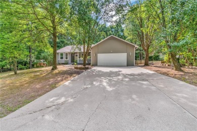 Like new! This charming home is completely renovated and updated on Bella Vista Country Club - Scottsdale in Arkansas - for sale on GolfHomes.com, golf home, golf lot