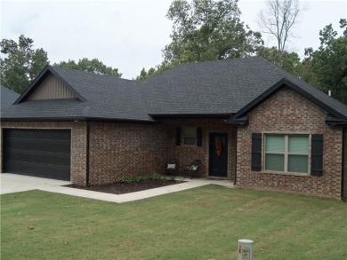 Like new! All brick, one owner, well-kept home. Two bedroom plus on Bella Vista Country Club - Highlands in Arkansas - for sale on GolfHomes.com, golf home, golf lot