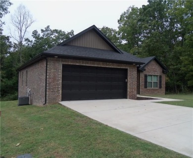 Like new! All brick, one owner, well-kept home. Two bedroom plus on Bella Vista Country Club - Highlands in Arkansas - for sale on GolfHomes.com, golf home, golf lot