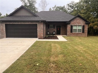 Like new! All brick, one owner, well-kept home. Two bedroom plus on Bella Vista Country Club - Highlands in Arkansas - for sale on GolfHomes.com, golf home, golf lot