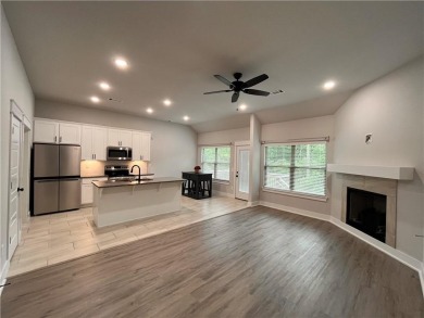 Like new! All brick, one owner, well-kept home. Two bedroom plus on Bella Vista Country Club - Highlands in Arkansas - for sale on GolfHomes.com, golf home, golf lot