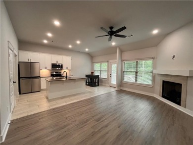 Like new! All brick, one owner, well-kept home. Two bedroom plus on Bella Vista Country Club - Highlands in Arkansas - for sale on GolfHomes.com, golf home, golf lot