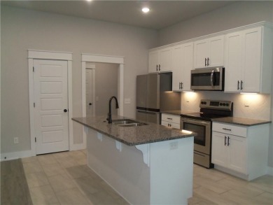 Like new! All brick, one owner, well-kept home. Two bedroom plus on Bella Vista Country Club - Highlands in Arkansas - for sale on GolfHomes.com, golf home, golf lot