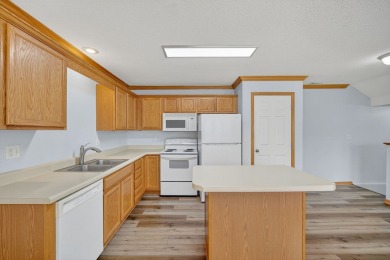 Popular tri-level townhome in West Des Moines, moments from Des on Des Moines Golf and Country Club in Iowa - for sale on GolfHomes.com, golf home, golf lot