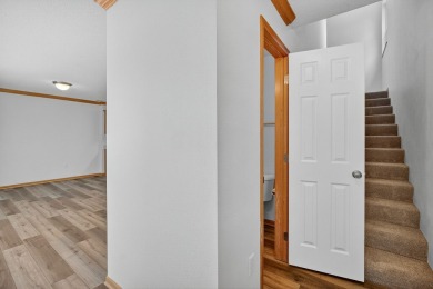 Popular tri-level townhome in West Des Moines, moments from Des on Des Moines Golf and Country Club in Iowa - for sale on GolfHomes.com, golf home, golf lot