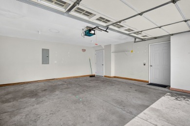 Popular tri-level townhome in West Des Moines, moments from Des on Des Moines Golf and Country Club in Iowa - for sale on GolfHomes.com, golf home, golf lot