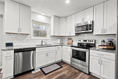 Move-in ready with soaring vaulted ceilings and an abundance of on Lakewood Oaks Golf Club, Ltd. in Missouri - for sale on GolfHomes.com, golf home, golf lot