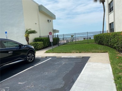 Under contract-accepting backup offers. Estate Sale, 1-Bedroom on The Dunedin Country Club in Florida - for sale on GolfHomes.com, golf home, golf lot