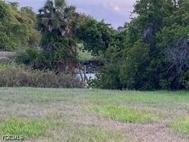 Build your dream home on this desirable cul-de-sac homesite in on Kingsway Country Club in Florida - for sale on GolfHomes.com, golf home, golf lot